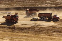 Image du Maroc Professionnelle de  Des engins de génie civil s'activent sur du tronçon du chantier de l'autoroute A1: Sidi El Yamani - Asilah, Lundi 10 Septembre 2001. (Photo / Abdeljalil Bounhar) 